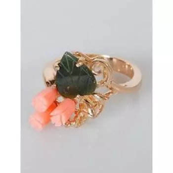 Кольцо с кораллом и нефритом "Роза" слисточком, завиток, позолот с родир, размер 16