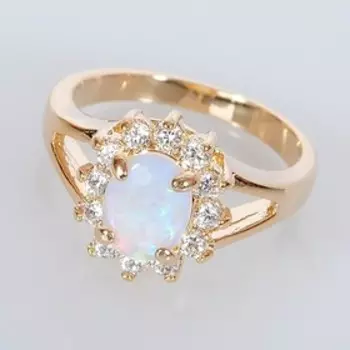 Кольцо с японским опалом "Малый овал в цирконах", позолота с родированием, размер 17