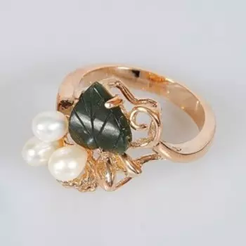 Кольцо с жемчугом и нефритом "Бусины" с листочком, завиток, позолота с родированием, размер 15