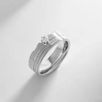 Кольцо XUPING венец, белое в серебре, размер 18