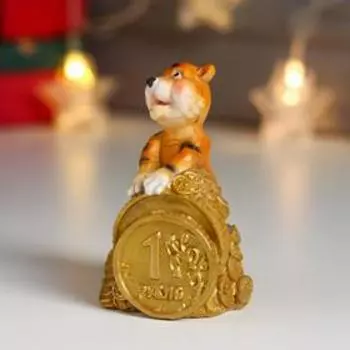 Копилка полистоун "Тигрёнок на горке золотых рублей" 10х6х6,8 см