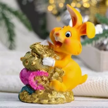 Копилка "Заяц держит мешки" рыжий, 9х7х12см