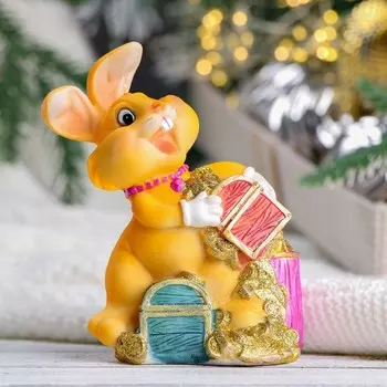 Копилка "Заяц держит сундук" рыжий, 9х7х12см