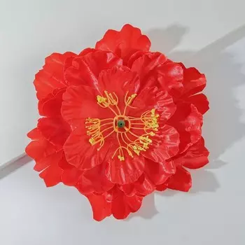 Красный цветок для свадебного декора