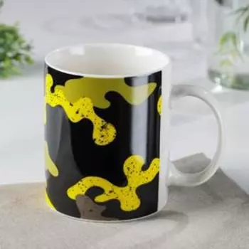 Кружка фарфоровая Доляна «23 февраля. Милитари», 320 мл, цвет чёрный и жёлтый