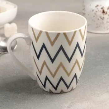 Кружка фарфоровая Доляна «Золотой зигзаг», 350 мл, цвет белый