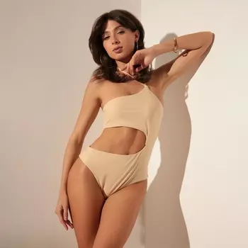 Купальный костюм слитный с разрезом MINAKU, размер 48, молочный