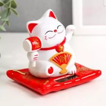 Маятник пластик от солнечной батареи "Манэки-нэко на ковре с молотком" белый 10х9х7,5 см