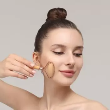 Массажёр для лица и зоны декольте, деревянный, 13 5,8 см, цвет бежевый