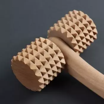 Массажёр «Каток», 20 9 4 см, деревянный, зубчатый