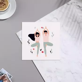 Мини-открытка "Универсальная" йога, серый фон, 7х7 см