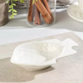 Миска керамическая «Рыбка», 90 мл, 14,59,5 см, цвет белый