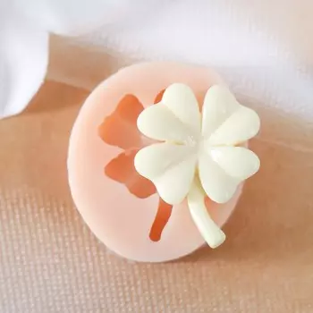 Молд силиконовый "Клевер" 2х2,6х0,4 см