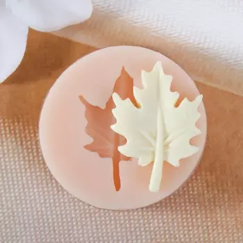 Молд силиконовый "Листик клёна" 2х2,9х0,3 см