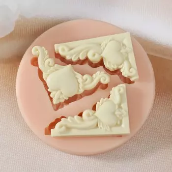 Молд силикон "Уголки с сердцем" 4,3х2,6х0,5 3,4х3,4х0,5 см