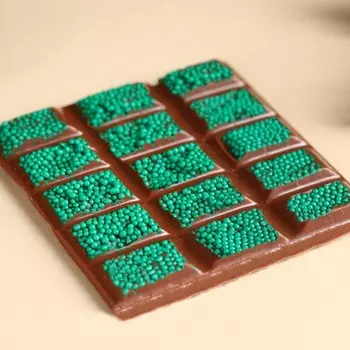 Молочный шоколад «Всего и побольше» с зелёной посыпкой, 50 г.