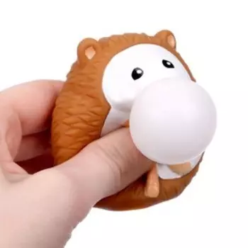 Мялка «Ёжик» надувает шарик