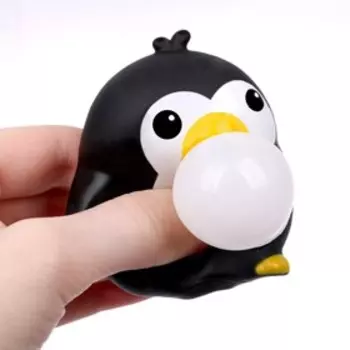 Мялка «Пингвин» надувает шарик