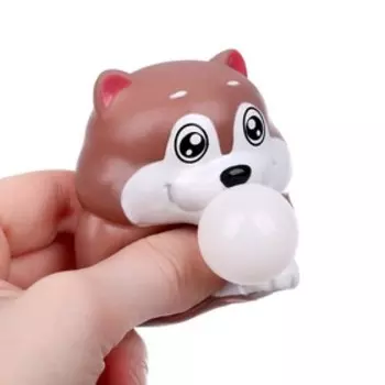 Мялка «Собака» надувает шарик