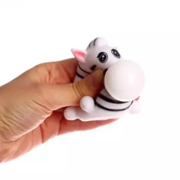 Мялка «Зебра» надувает шарик