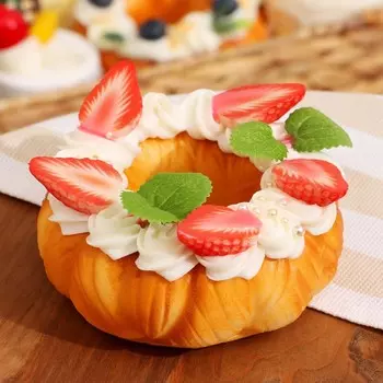 Муляж с магнитом «Пирожное Эклат» с клубникой, 10104 см