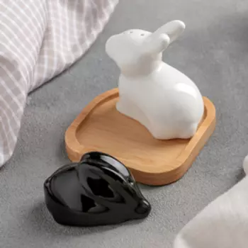 Набор фарфоровый для специй на бамбуковой подставке BellaTenero «Зайцы», 3 предмета: солонка 50 мл, перечница 20 мл, подставка, белый, чёрный