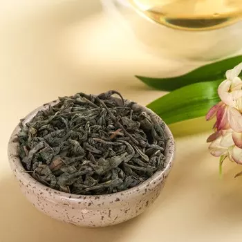 Набор «Освещаешь весь мир»: чай зелёный с жасмном 50 г., крем-мёд с малиной 120 г.