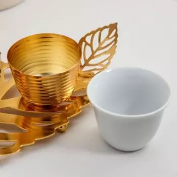 Набор сервировочный «Лист»: чашка 2 шт, подстаканники 2 шт, подставка, цвет золотой