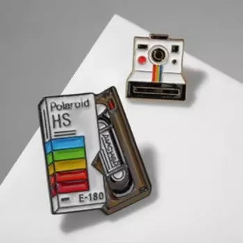 Набор значков (2 шт.) "Кассета и фотик", цветной в чёрном металле