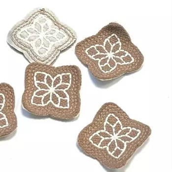 Нашивка «Лепестки», размер 2,5x2,5 см, цвет капучино