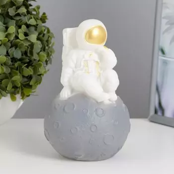 Фигурка светящаяся RISALUX «Космонавт на луне», LED-ночник, от батареек 3LR44, бело-чёрный, 101017 см