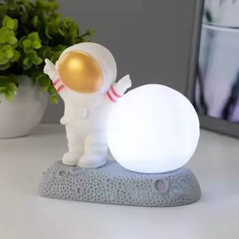 Фигурка светящаяся RISALUX «Крутой космонавт», LED-ночник, 2 Вт, RGB, от батареек 3LR44, бело-золотой, 11611 см