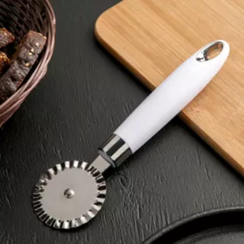 Нож для пиццы и теста Доляна «Скина», 20,5 см, ребристый, цвет белый