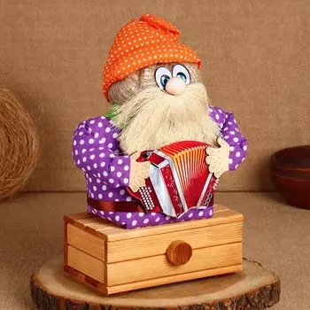 Оберег "Домовой Петрович", на сундуке, 33 х 20 см