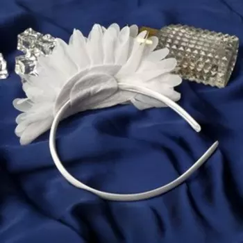 Ободок для волос «Рози», три цветочка, 0.5 см, белый