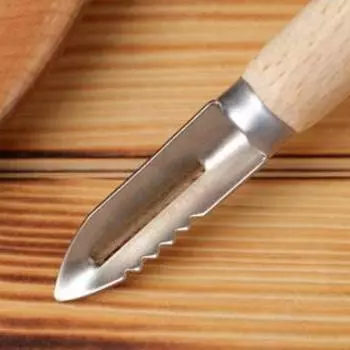 Овощечистка с деревянной ручкой "Экономка"