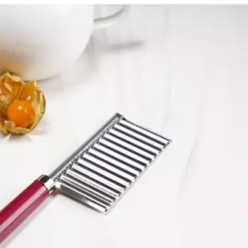 Нож для фигурной резки Доляна «Вкус», 18.55.5 см, бордовый