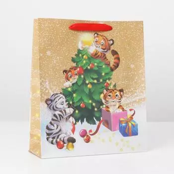 Пакет крафтовый вертикальный «Тигрята на ёлке», M 26 × 30 × 9 см