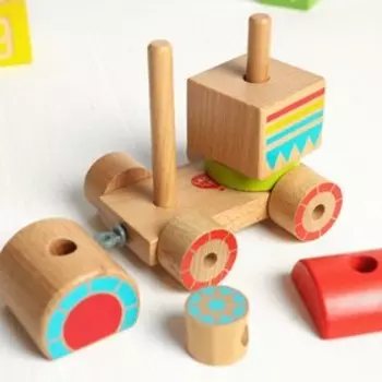 Паровозик-пирамидка на шнурке