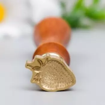 Печать фигурная для сургуча с деревянной ручкой "Клубничка" 2,5х1,7 см