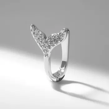 Пирсинг в ухо (хеликс) «Хвост» кита, белый в золоте