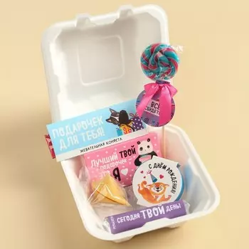 Подарочный набор «С днём рождения» в бенто коробке: леденец со вкусом грейпфрут-гуава 15 г., леденецы в тубусе мульти 32 г., жевательная резинка 15 г., молочный шоколад 27 г., печенье с предсказанием 6 г., жевательная конфета 10 г.