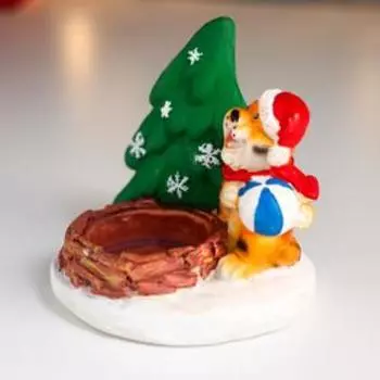 Подсвечник полистоун на 1 свечу "Тигр в новогоднем колпаке с мячом у ёлки" 9х9х8 см