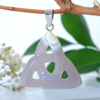 Подвеска трикветр (притягивает удачу, оберегает от дурного глаза) "Агат серый"