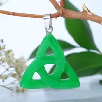 Подвеска трикветр (притягивает удачу, оберегает от дурного глаза) "Хризопраз"