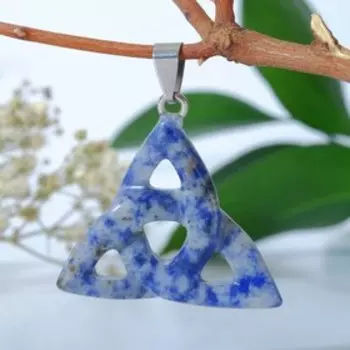 Подвеска трикветр (притягивает удачу, оберегает от дурного глаза) "Содалит"