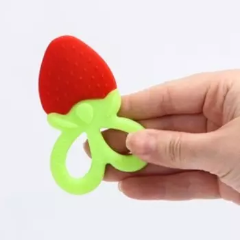 Прорезыватель силиконовый для зубов Крошка Я «Клубничка», от 3 мес., красный/зелёный