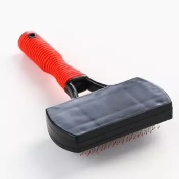 Пуходерка с каплей 1017 см, прорезиненная ручка, чёрно-красная