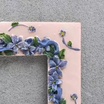 Рамка для выключателя полистоун "Синие незабудки" вн.р-р 8,6х8,6 см 14,3х14,3х1 см