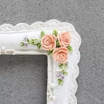 Рамка для выключателя полистоун "Три розочки в уголках" вн.р-р 8,6х8,6 см 14,3х14,3х1,2 см